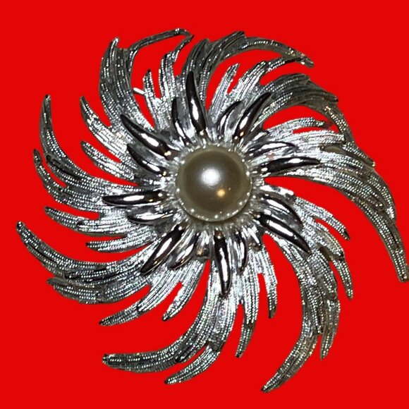 Sarah Coventry Lg faux pearl pinwheel flower brooch silver tone Costume Jewelry - Picture 5 of 8